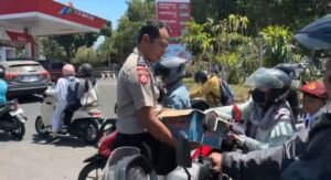 Aksi Humanis Polres Bondowoso, Berbagi Air Minum Gratis untuk Warga Antre di SPBU